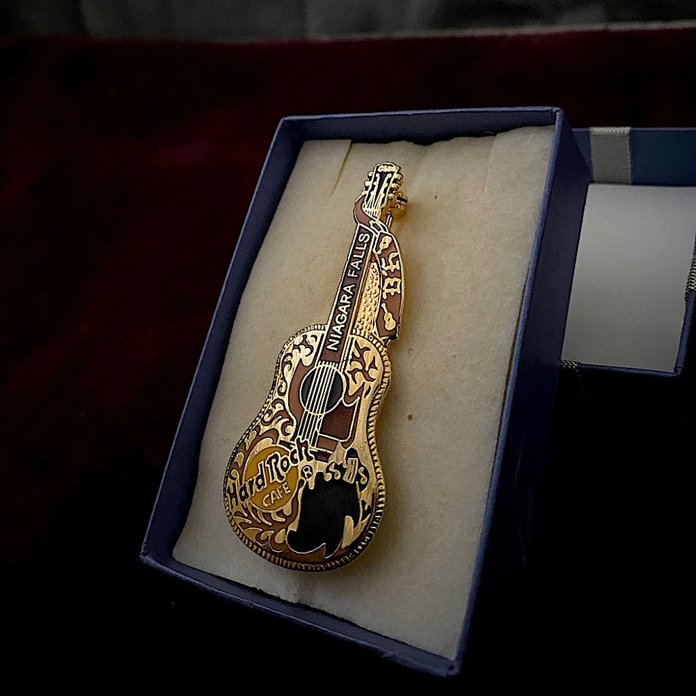 Hard Rock Hotel Niagra Falls Gold Guitar Collectible Pin Souvenir [NEW]